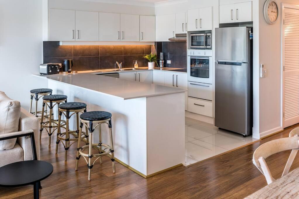 Relax in Style: 2BR Apartment in Broadbeach Waters