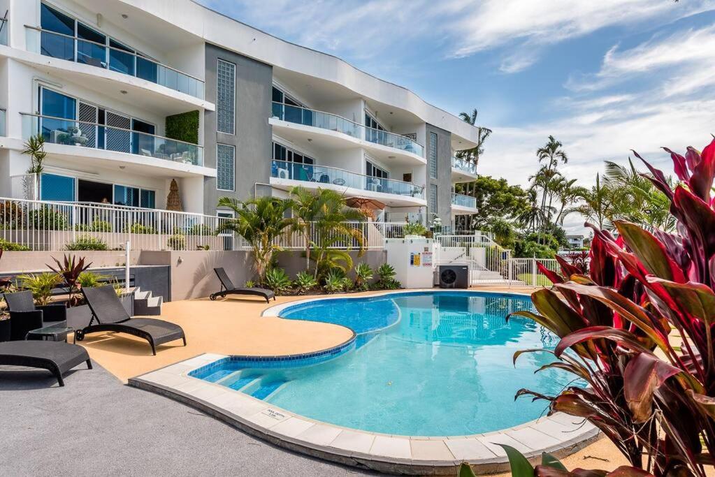 Relax in Style: 2BR Apartment in Broadbeach Waters