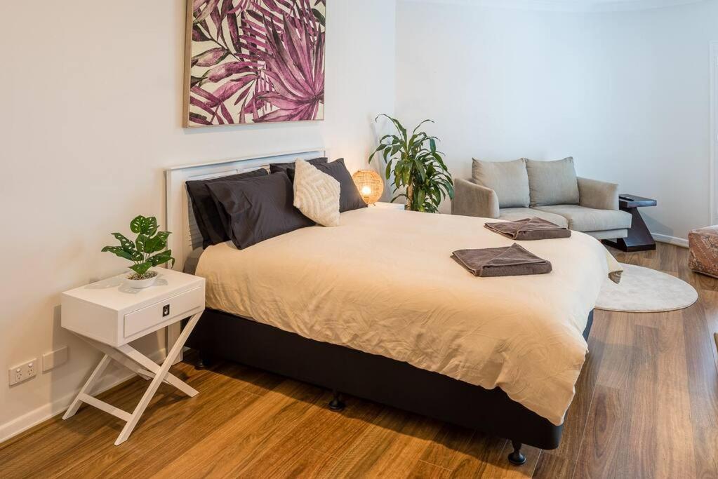 Relax in Style: 2BR Apartment in Broadbeach Waters