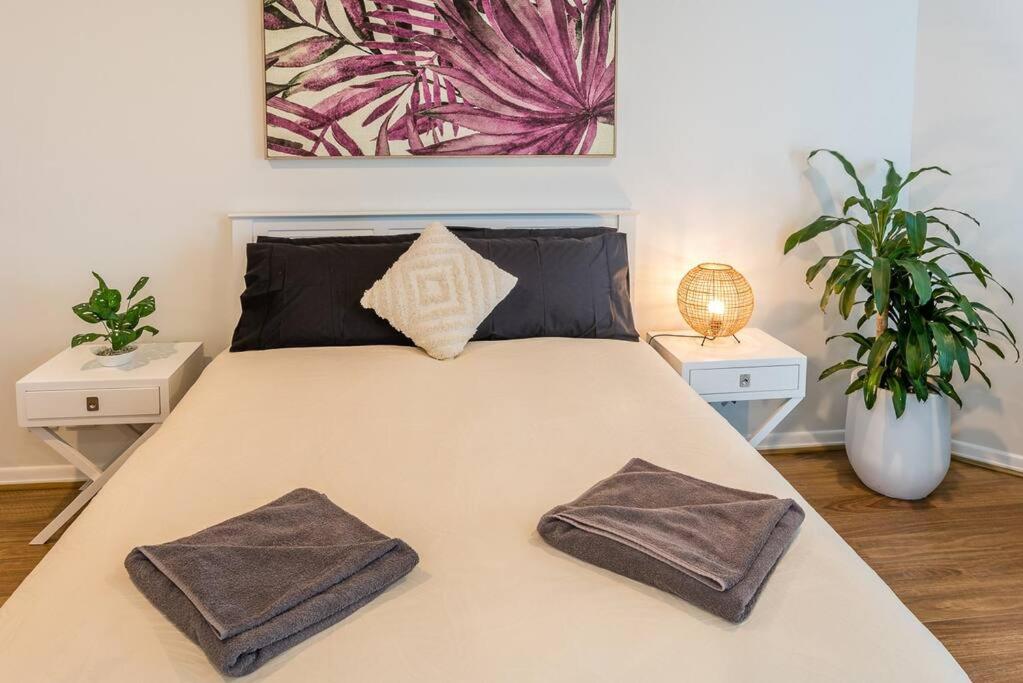Relax in Style: 2BR Apartment in Broadbeach Waters