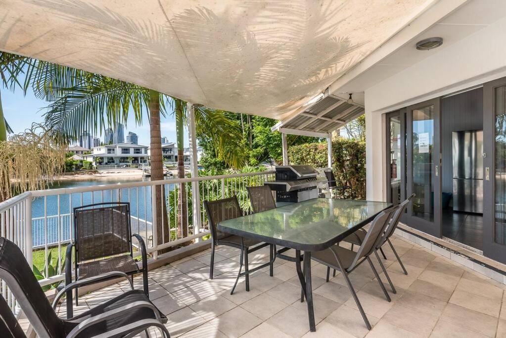 Relax in Style: 2BR Apartment in Broadbeach Waters