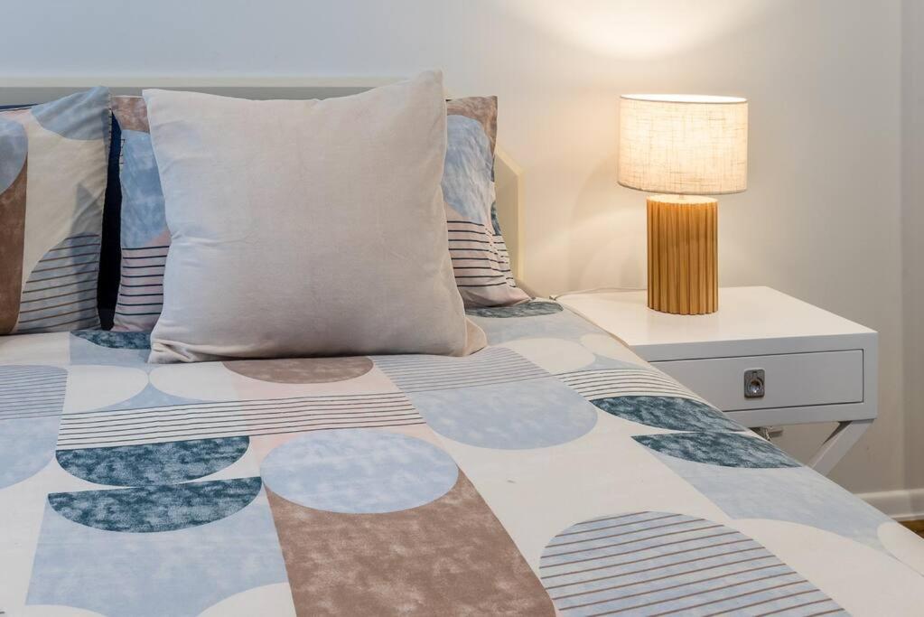 Relax in Style: 2BR Apartment in Broadbeach Waters