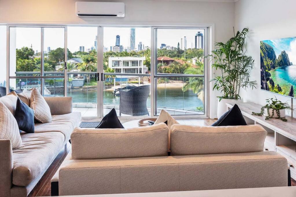 Relax in Style: 2BR Apartment in Broadbeach Waters
