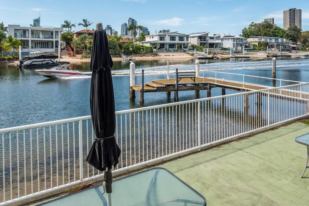 Relax in Style: 2BR Apartment in Broadbeach Waters