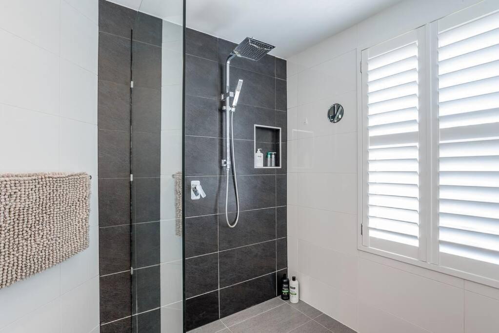 Relax in Style: 2BR Apartment in Broadbeach Waters