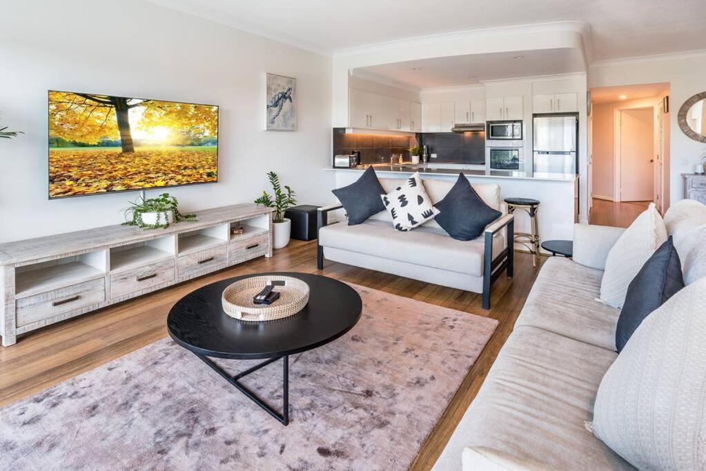 Relax in Style: 2BR Apartment in Broadbeach Waters
