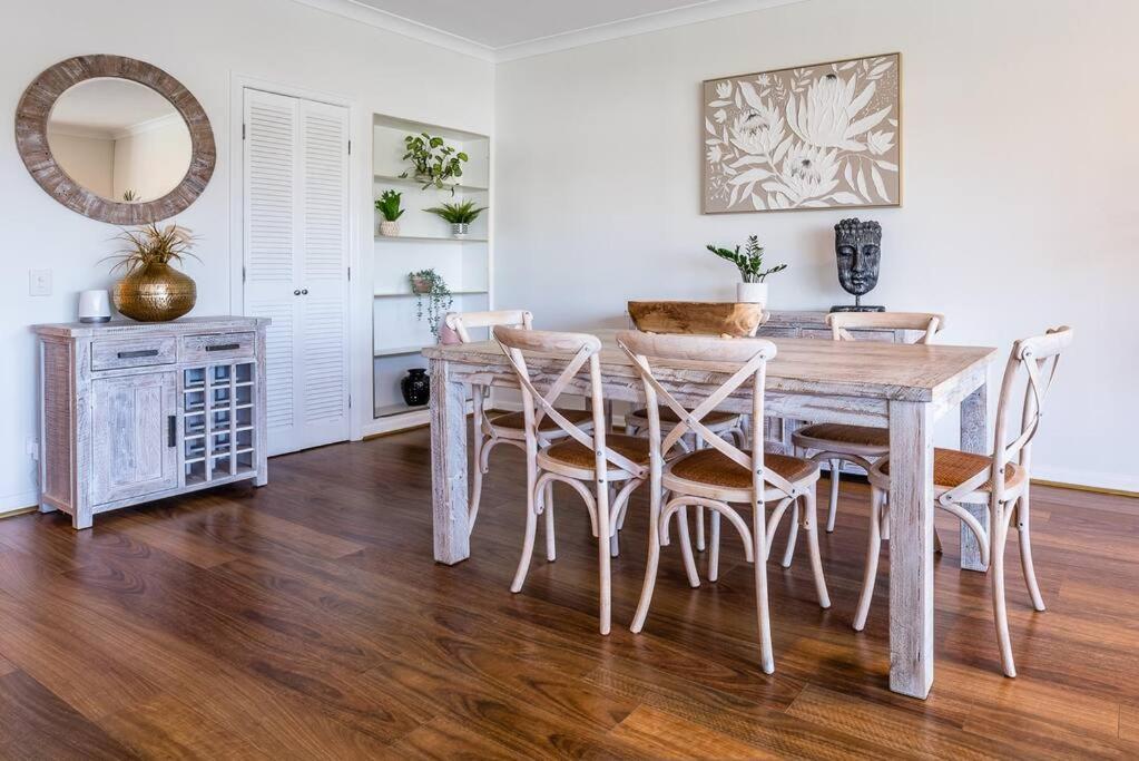 Relax in Style: 2BR Apartment in Broadbeach Waters