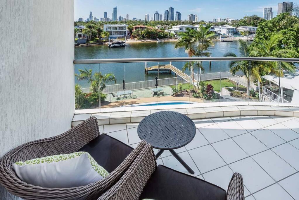 Relax in Style: 2BR Apartment in Broadbeach Waters