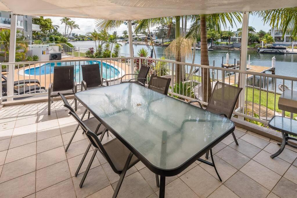 Relax in Style: 2BR Apartment in Broadbeach Waters