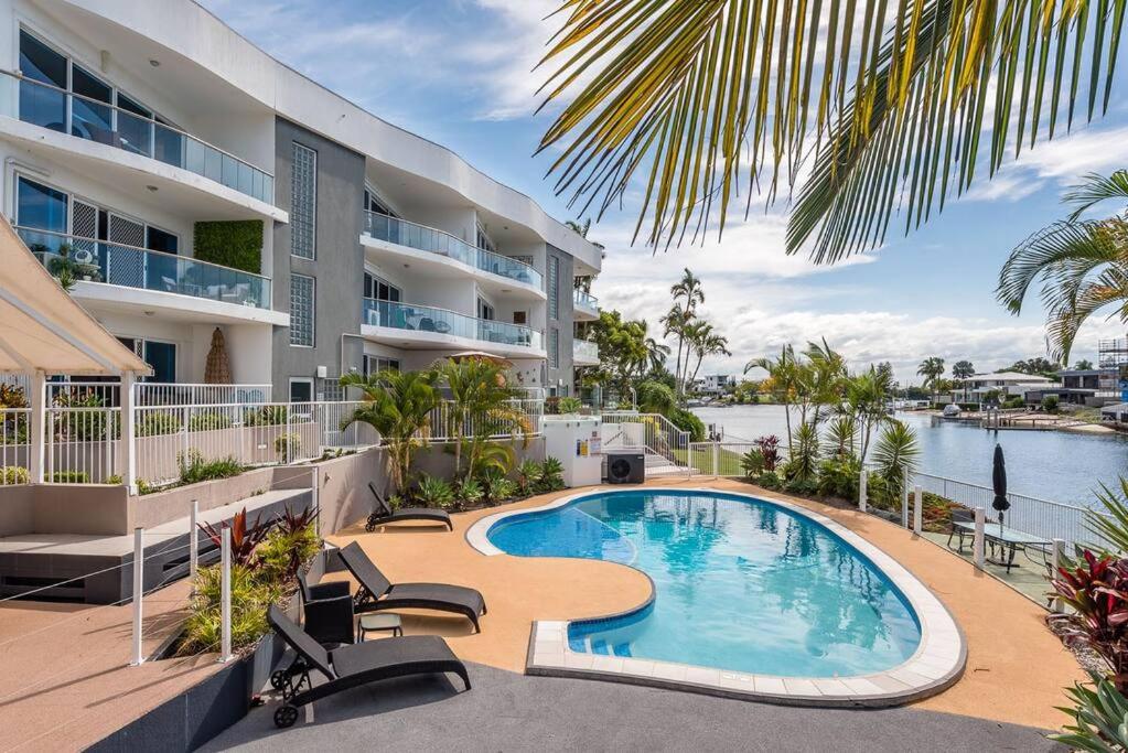 Relax in Style: 2BR Apartment in Broadbeach Waters