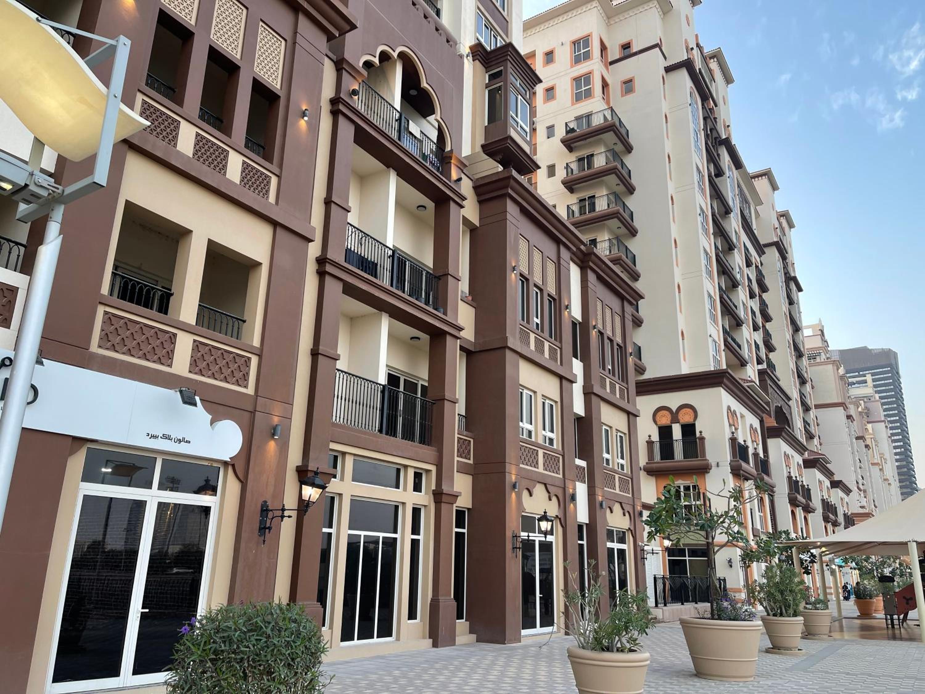 Big studio, Dubai SportCity, parking included