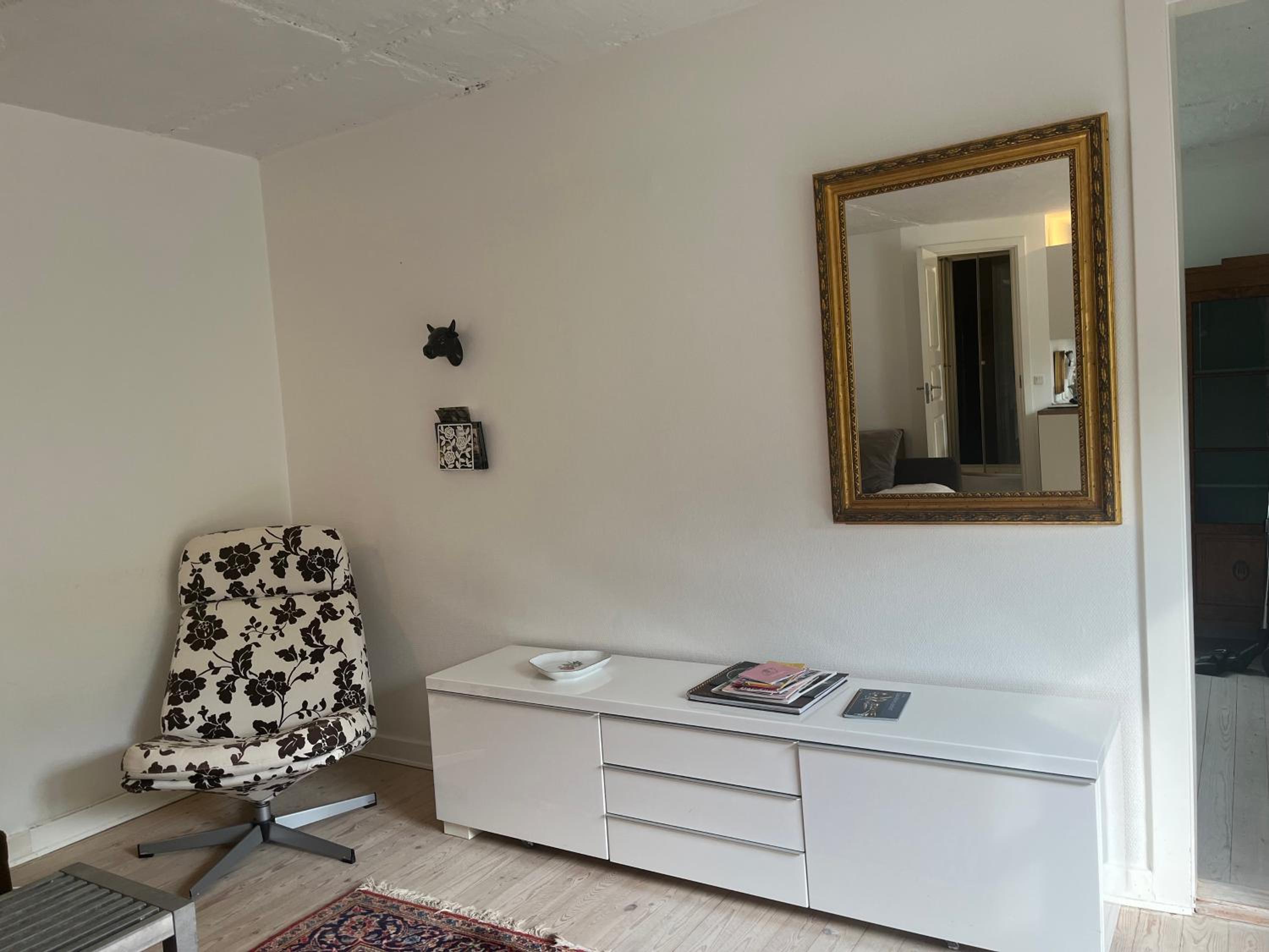 AppleFlower Farm retro apartment