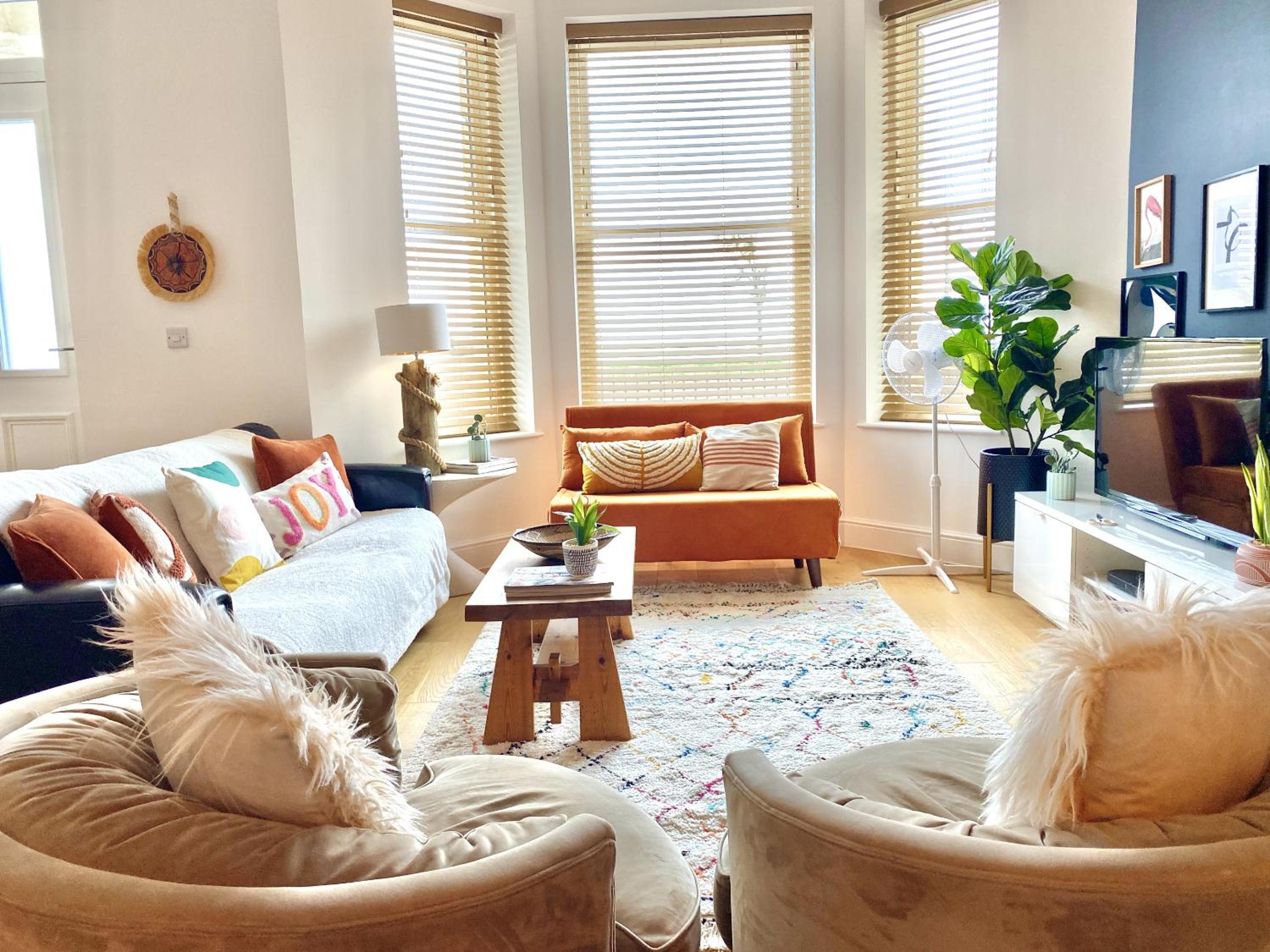 Stunning 2 Bed Apartment Sea Views and Parking view 4