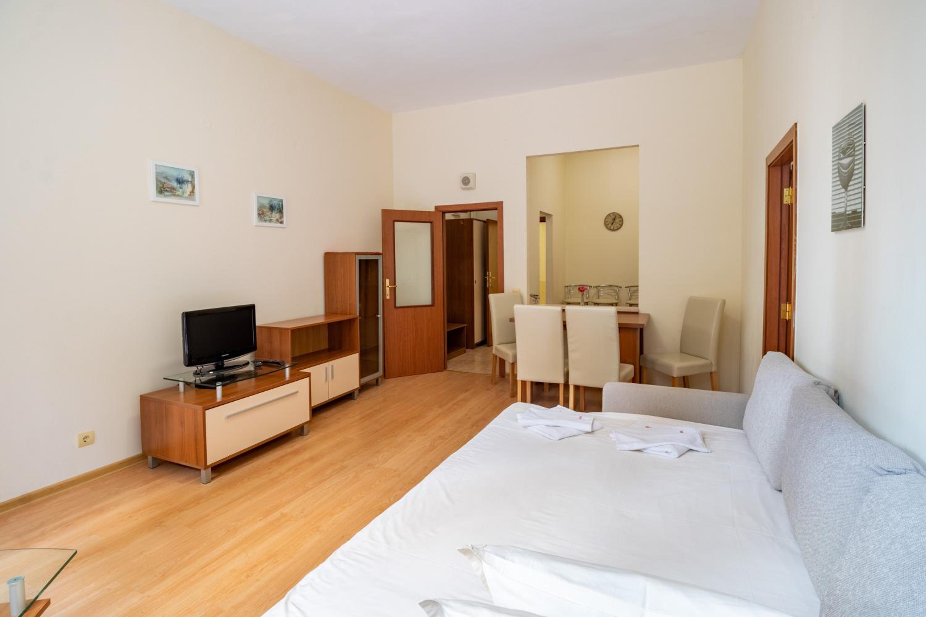 Stylish one bedroomed apartment 112 in main Flora building