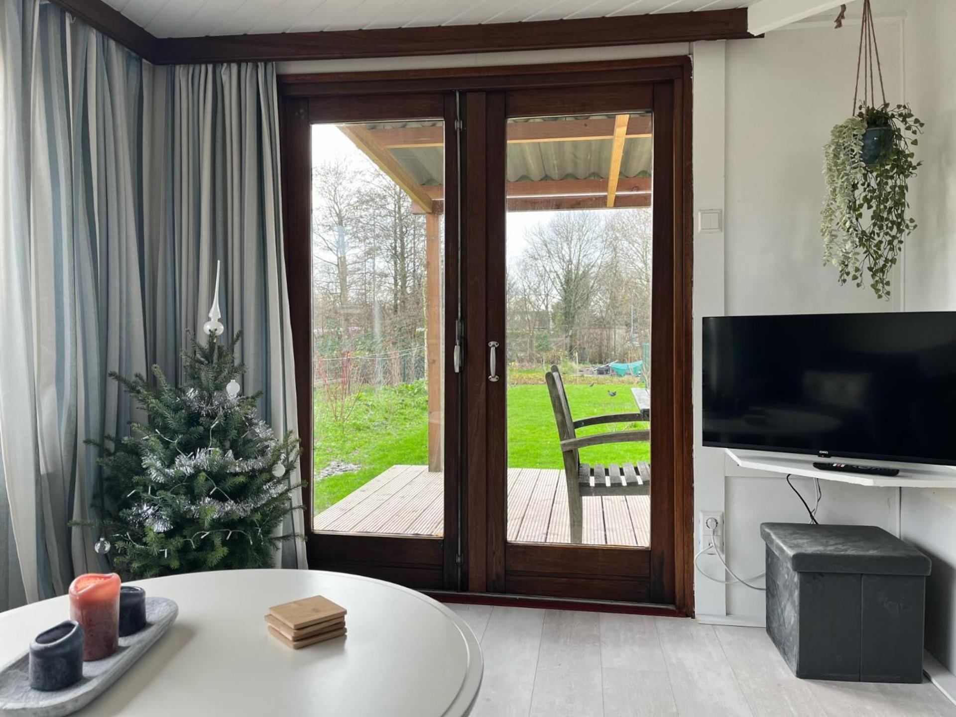 Vrijstaand chalet met veel buitenruimte en veranda view 2