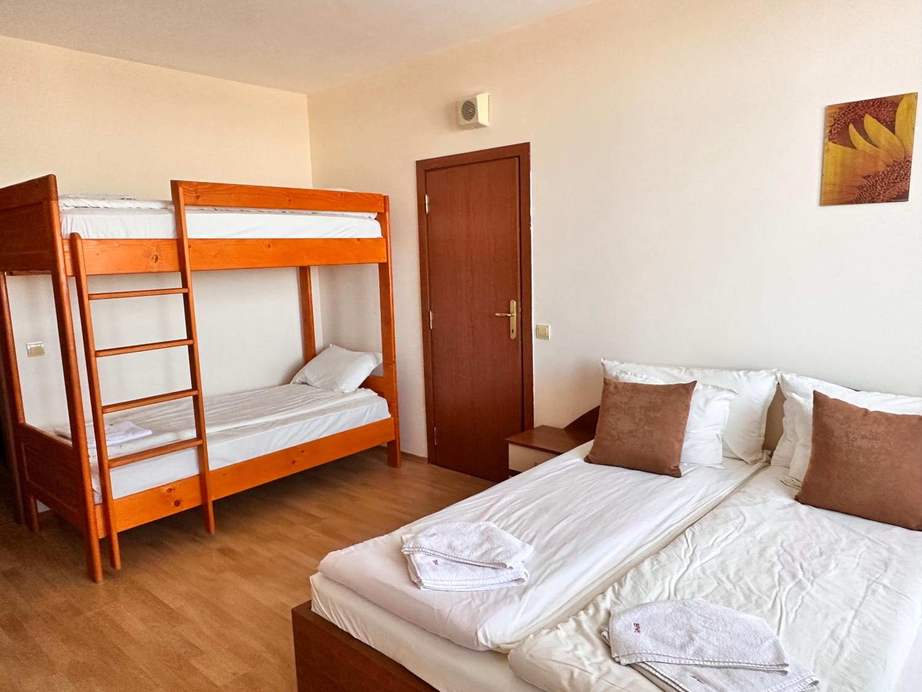 Large size apartment sleep 6 in Flora main building