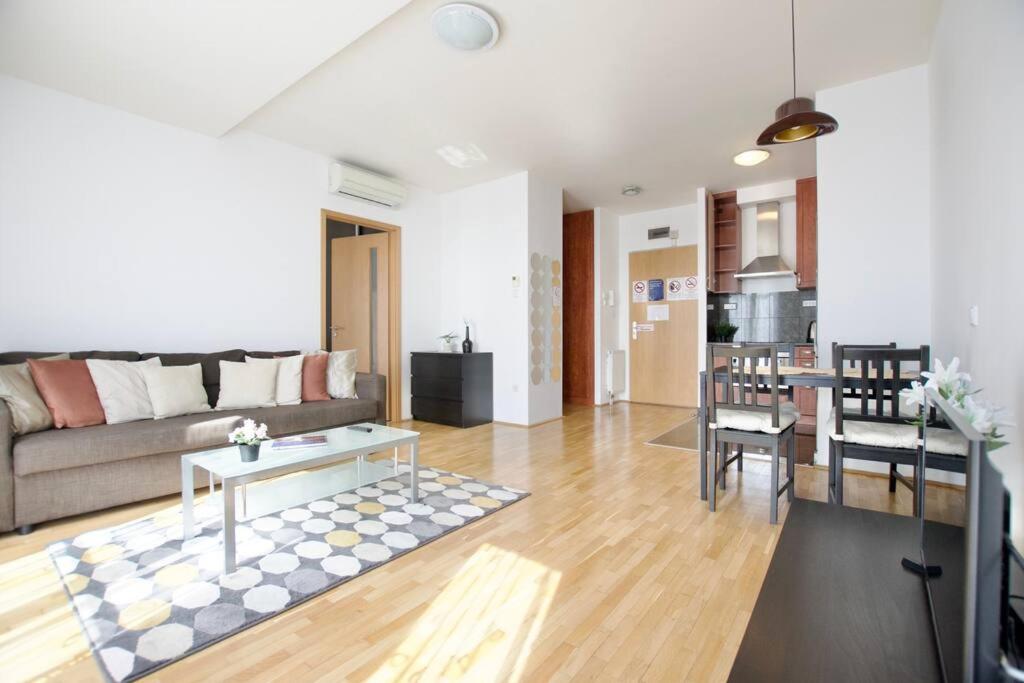 Standard Apartment by Hi5 - Kazinczy street view 3