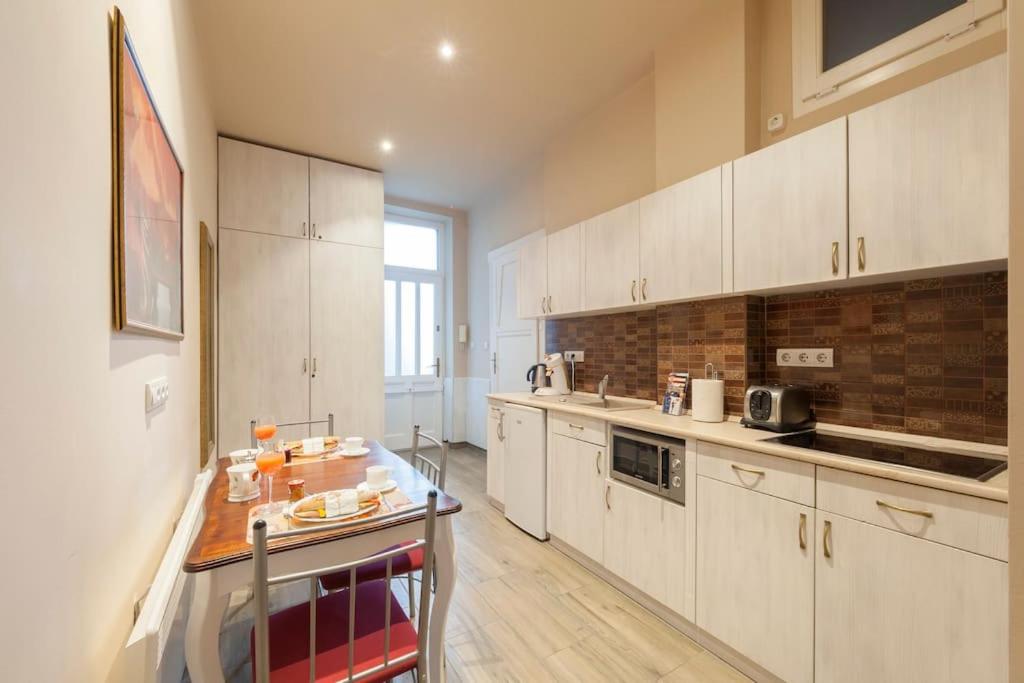 Standard Apartment by Hi5 - Rumbach - Synagogue view 2