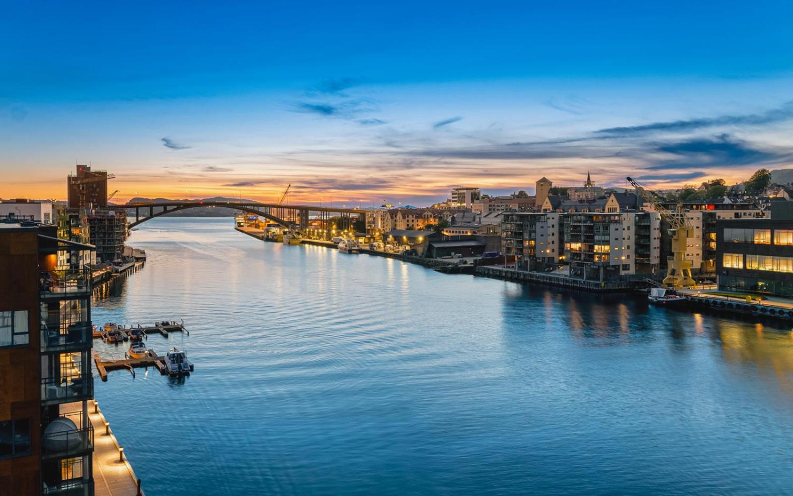 Leilighet i topp etasje med flott stor takterrasse view 5