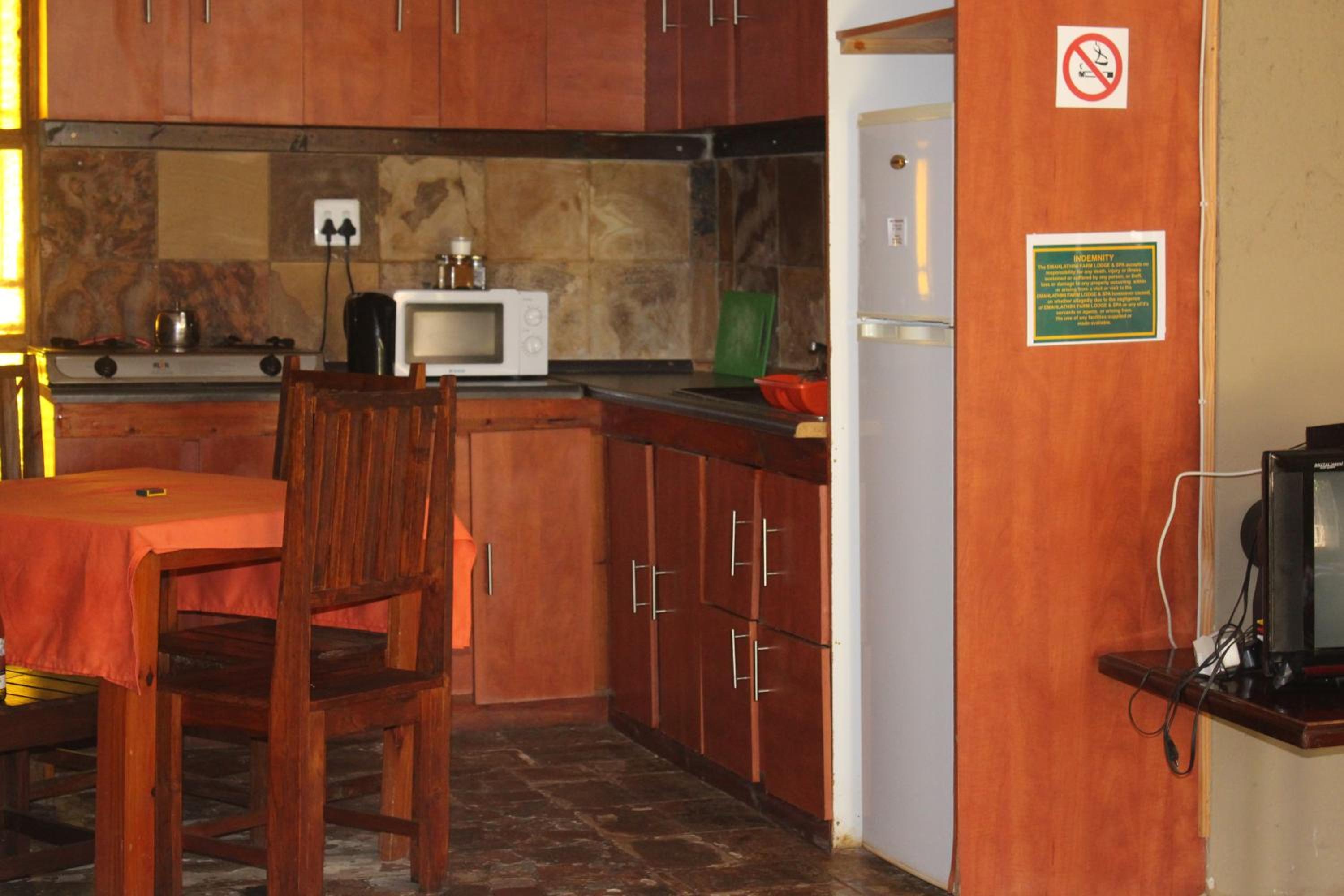Emahlathini Guest Farm