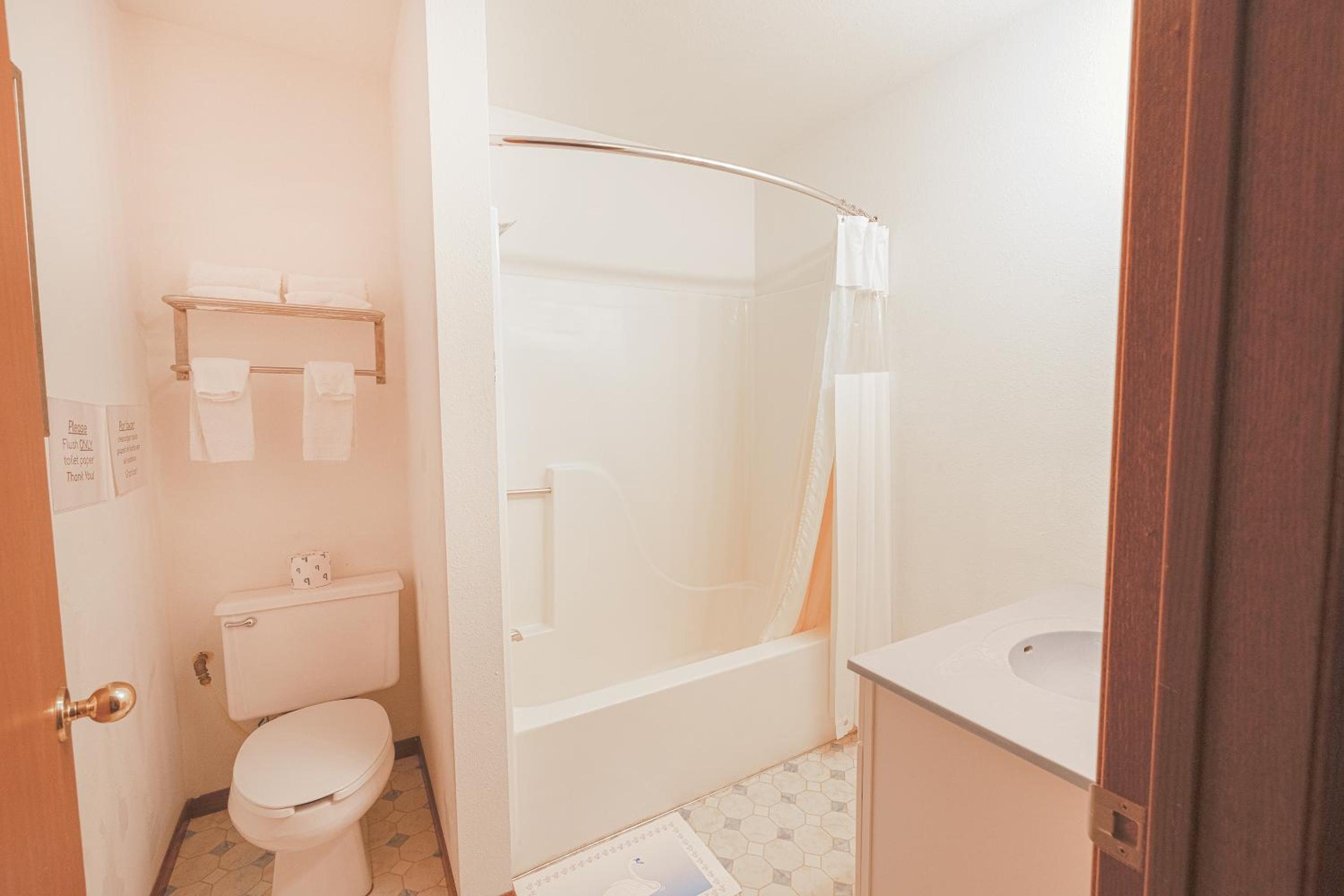 Harlan Inn and Suites By OYO Harlan - Property Image 61