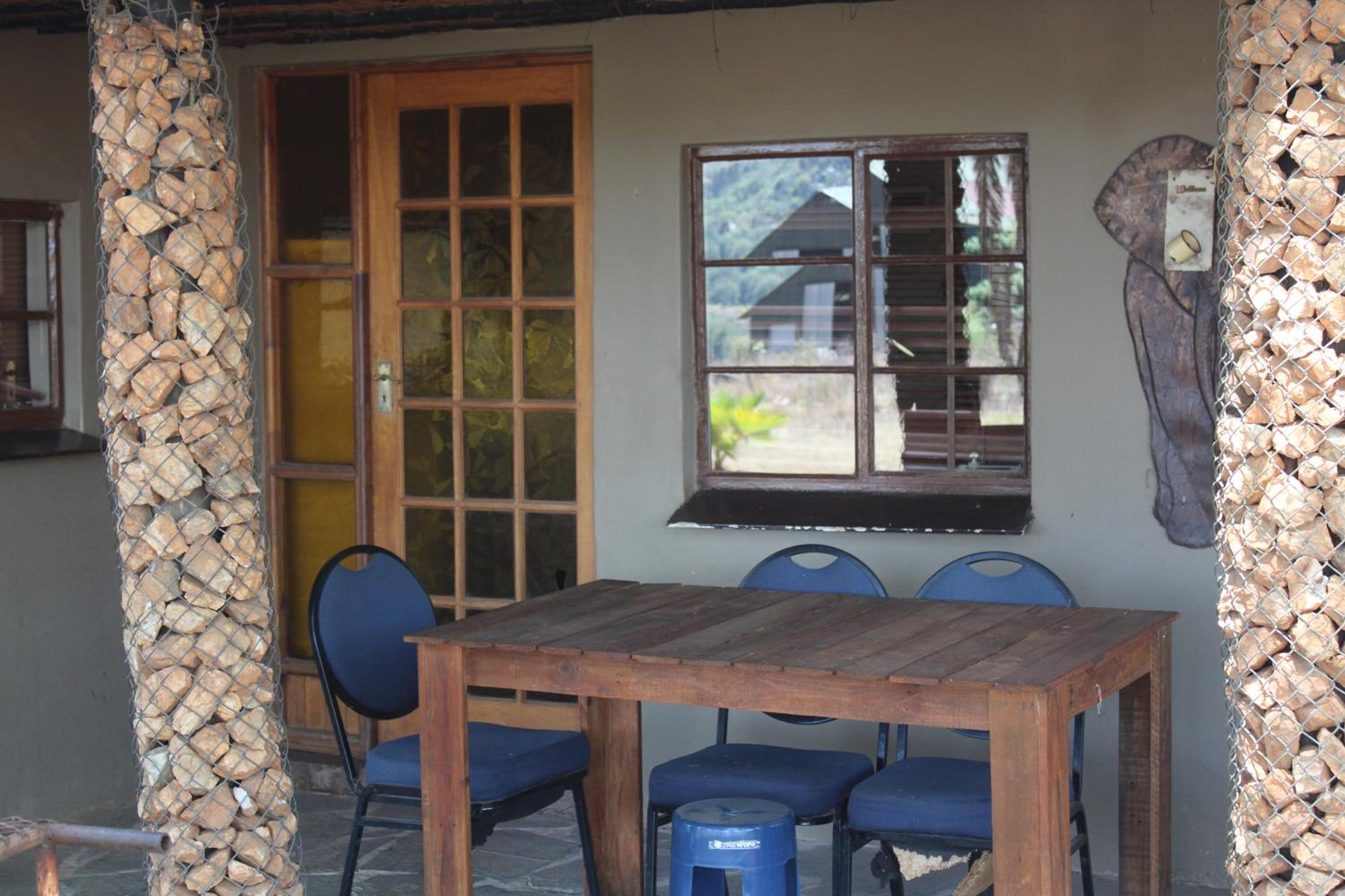Emahlathini Guest Farm
