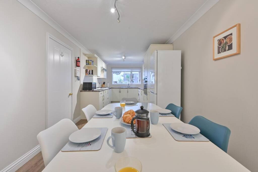 Spacious Sandbanks Apartment near Beach and Bars with Free Parking view 4