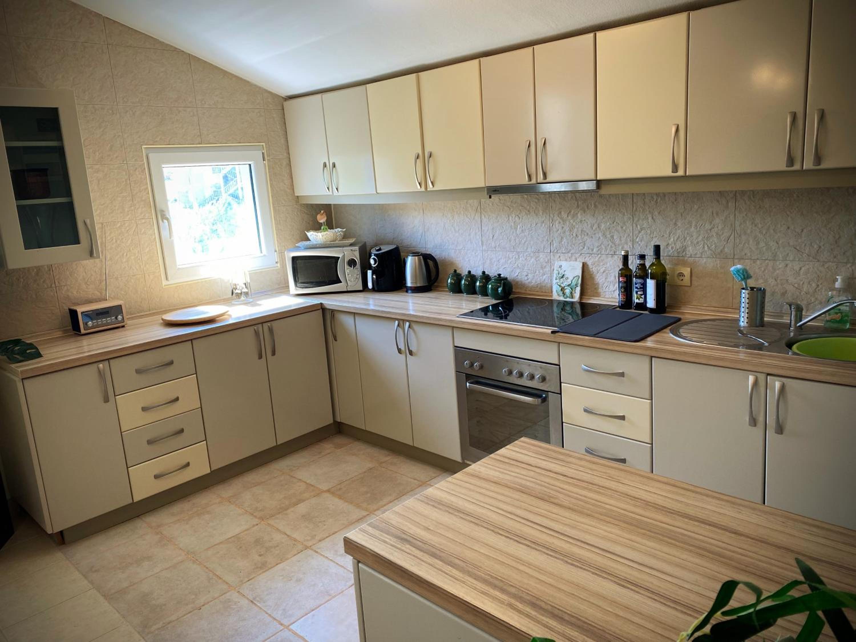Captivating and Spacious 2-Bed House in Vranovici view 4