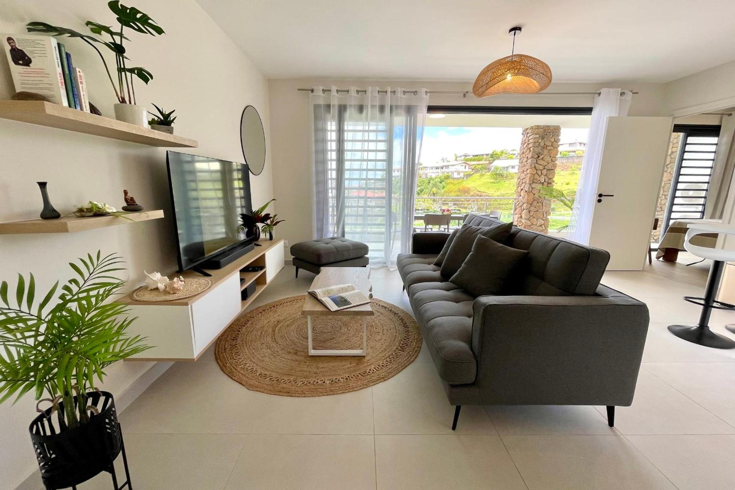 Tetavake Sunset stunning 2 bedroom condo with Moorea view pool and WiFi view 4