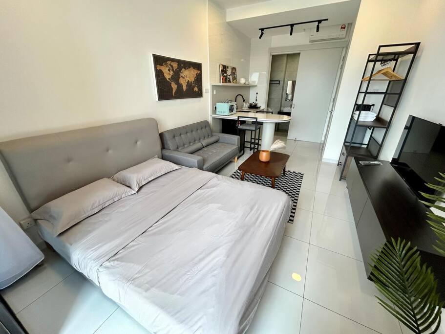 Skytrees Bukit Indah by HCK Dualkey-Unit 2Pax 4Pax