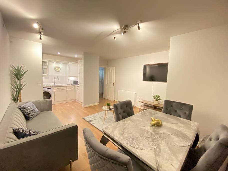 Spacious 2 bed flat ideal for long stays view 3