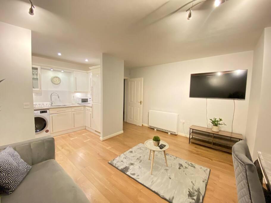 Spacious 2 bed flat ideal for long stays view 2