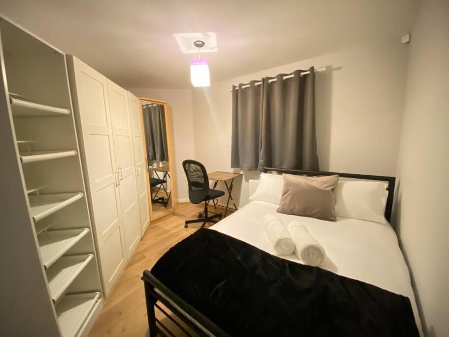 Spacious 2 bed flat ideal for long stays view 4