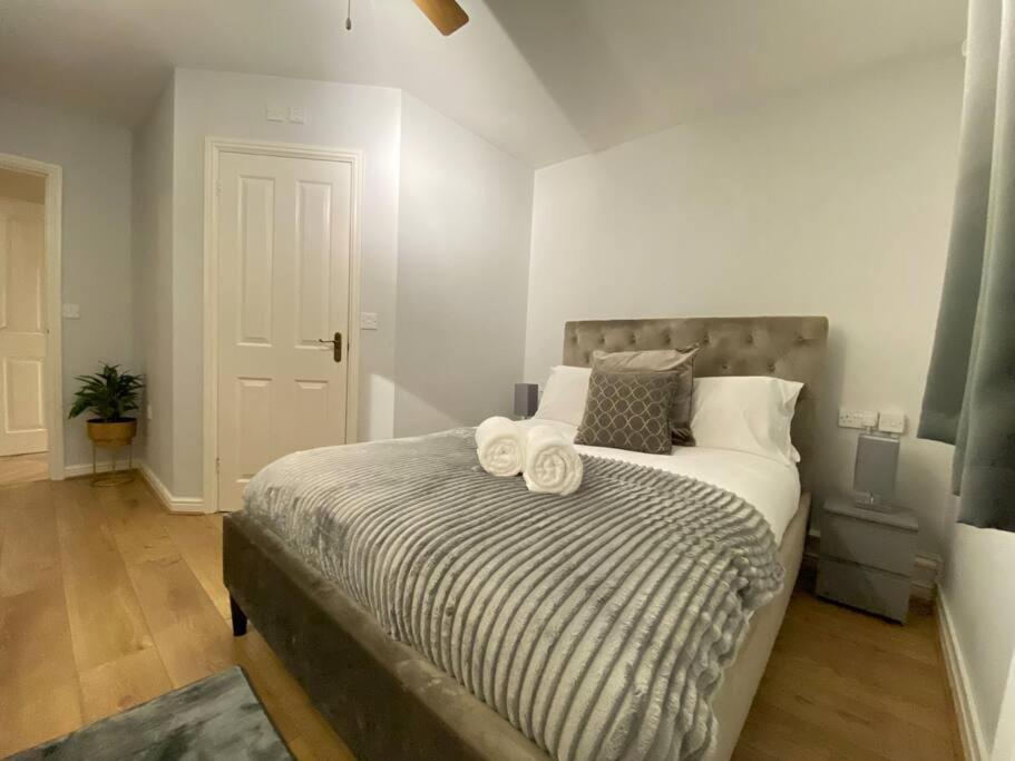 Spacious 2 bed flat ideal for long stays view 5