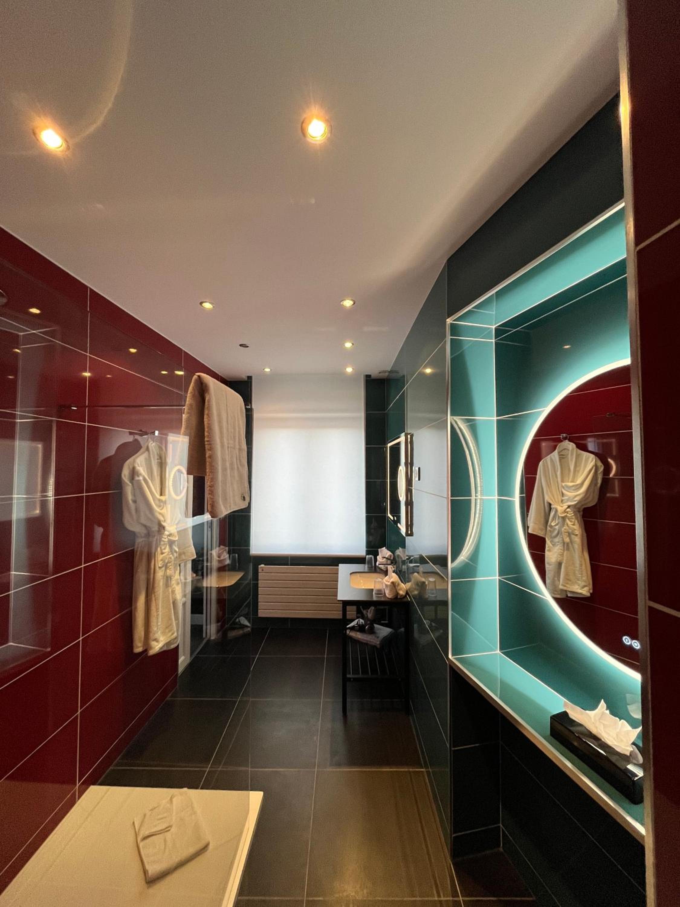 Logis Hôtel Borel, hotel frente al mar en Dunkerque — bathroom