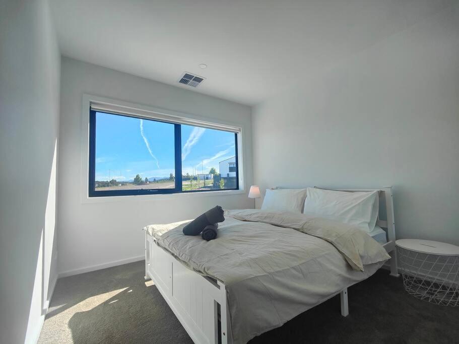 Lakeside brand new settled townhouse,near shops