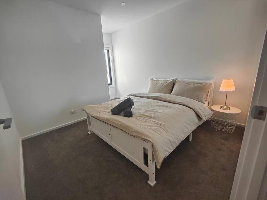 Lakeside brand new settled townhouse,near shops