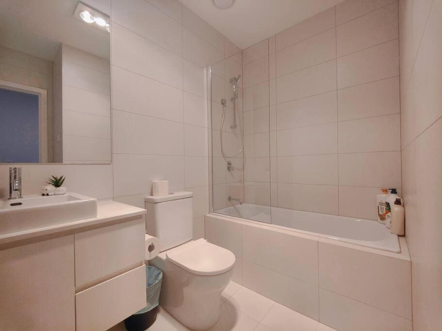 Lakeside brand new settled townhouse,near shops