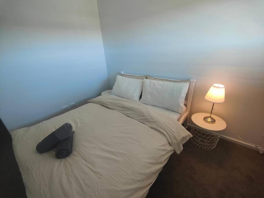 Lakeside brand new settled townhouse,near shops