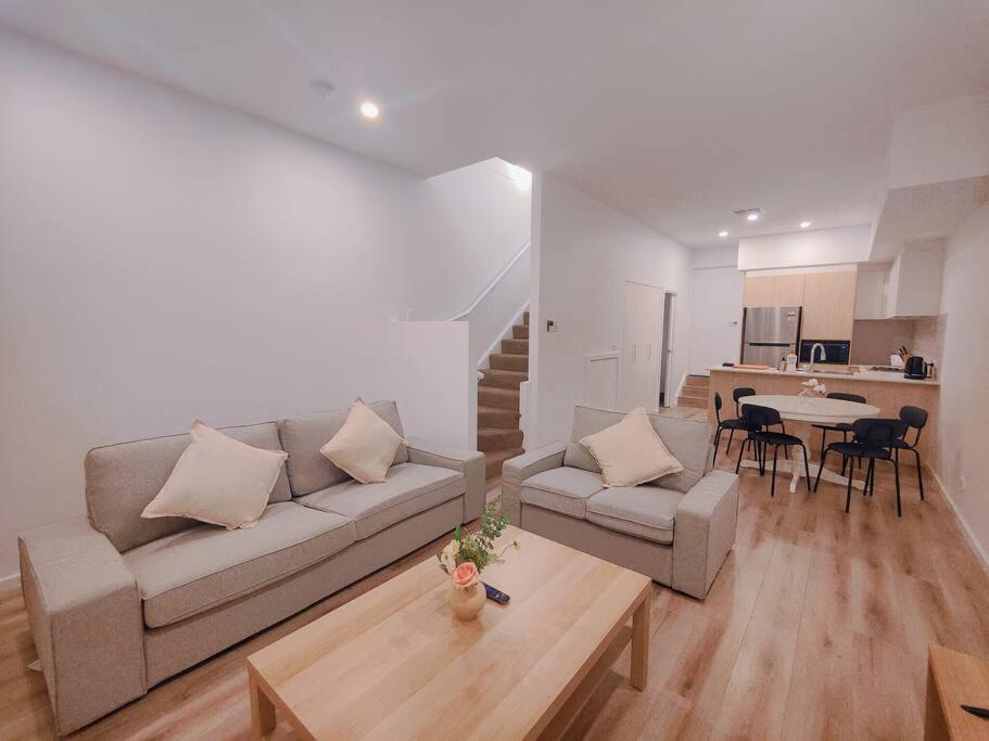 Lakeside brand new settled townhouse,near shops