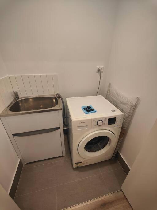 Lakeside brand new settled townhouse,near shops