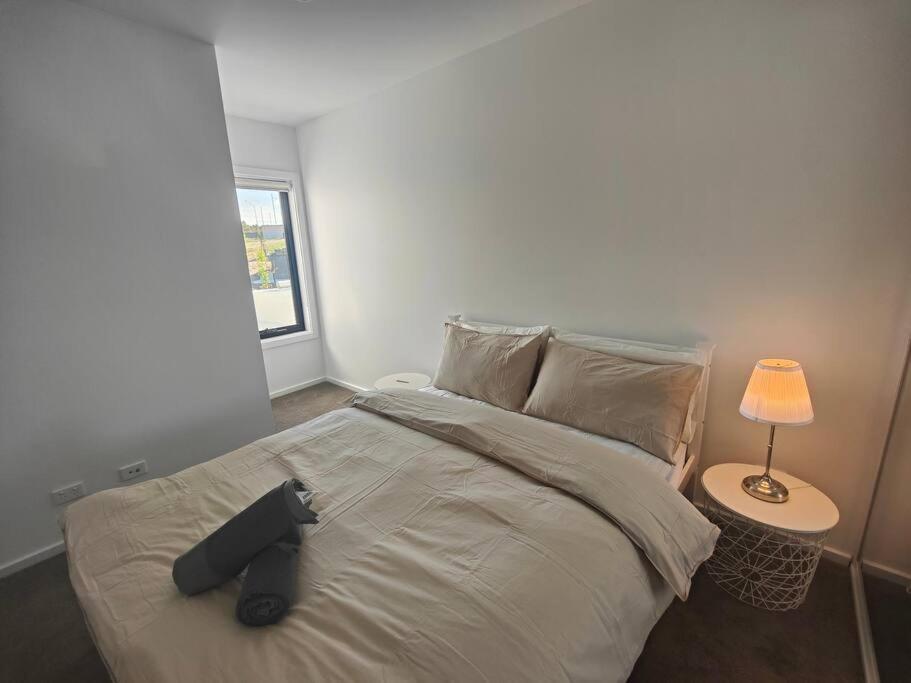 Lakeside brand new settled townhouse,near shops