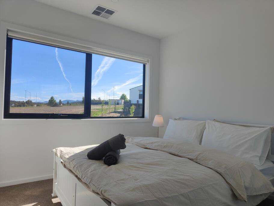 Lakeside brand new settled townhouse,near shops