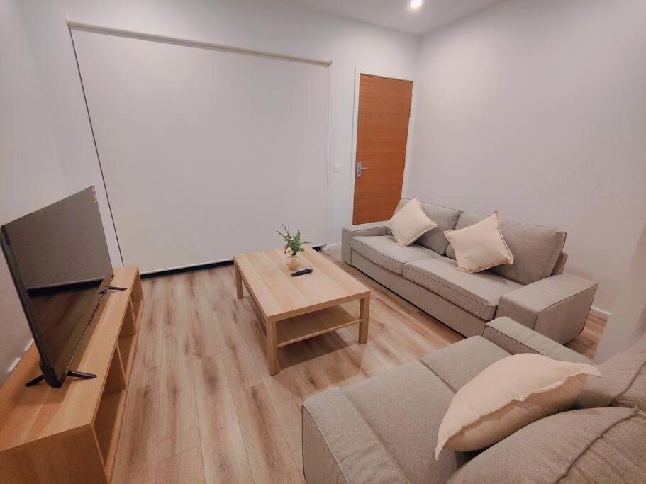 Lakeside brand new settled townhouse,near shops