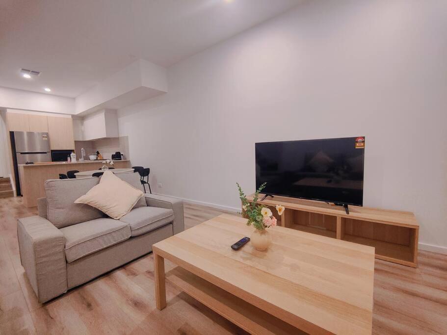 Lakeside brand new settled townhouse,near shops