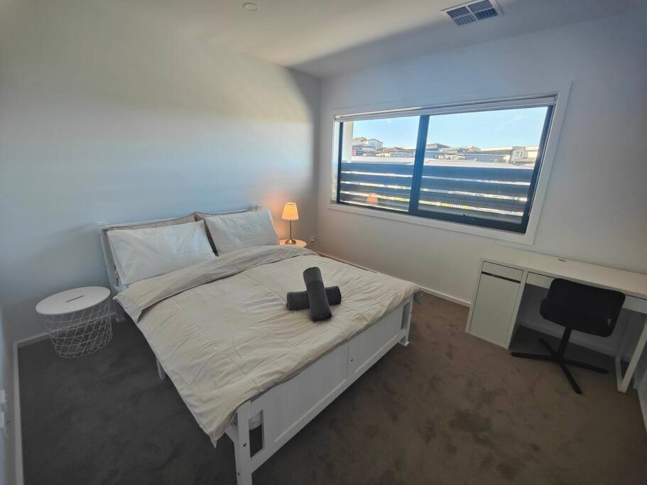 Lakeside brand new settled townhouse,near shops