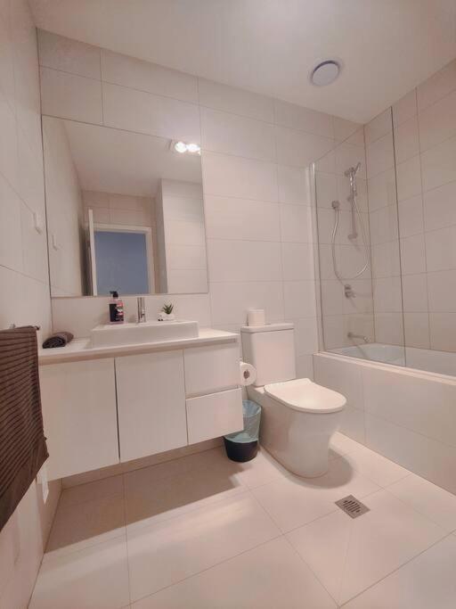 Lakeside brand new settled townhouse,near shops