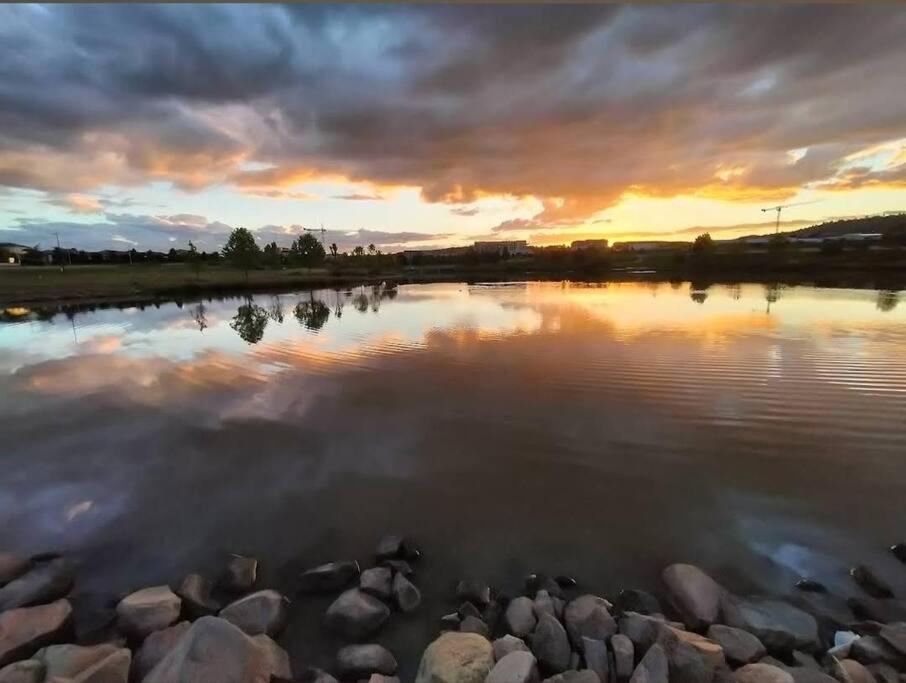 Lakeside brand new settled townhouse,near shops