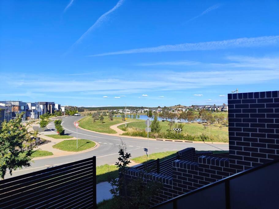 Lakeside brand new settled townhouse,near shops