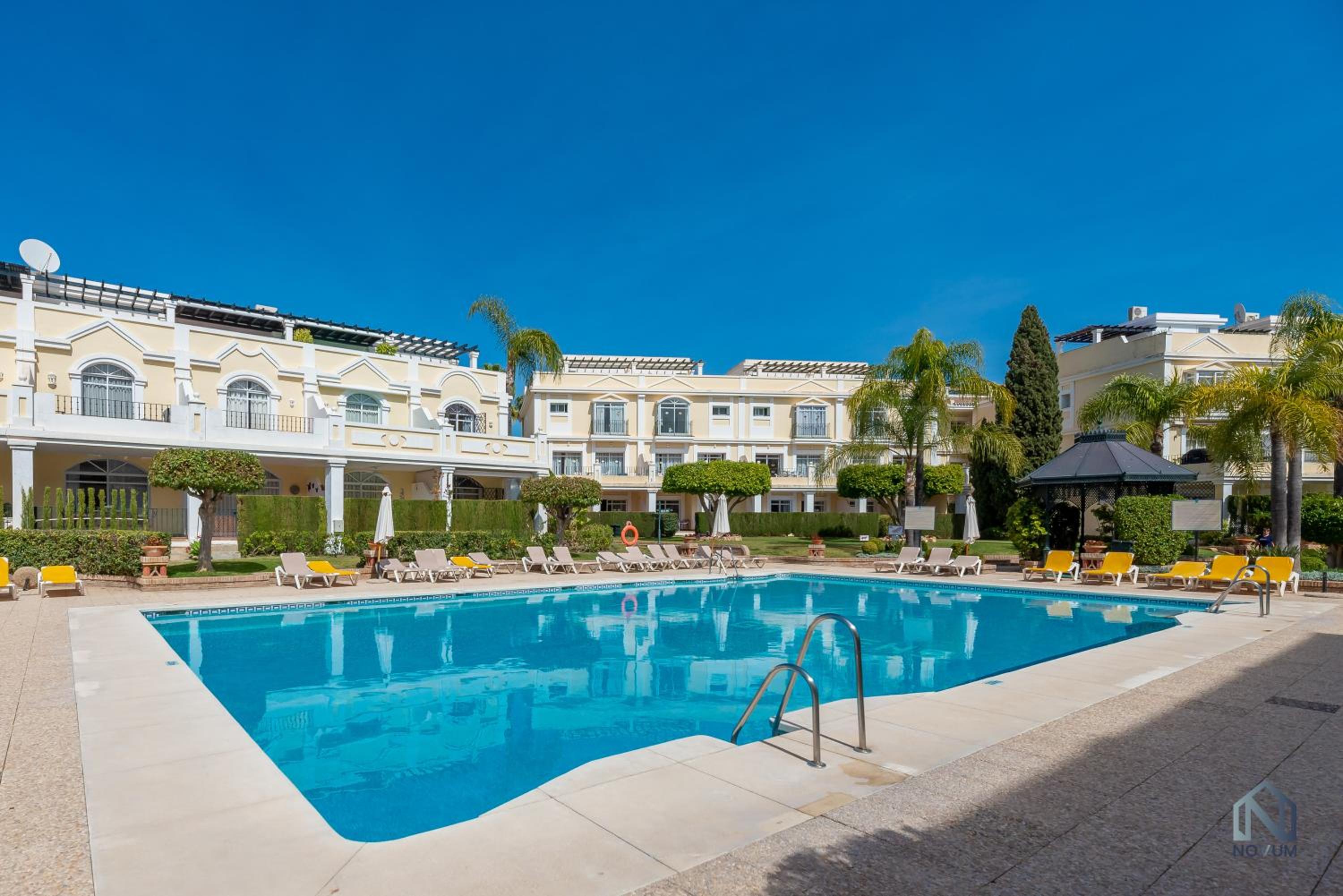 Newly Refurbished 2 BDRM Amazing Complex w Pools view 4
